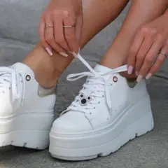 Co to są buty sneakersy? Odkryj ich cechy i stylowe zastosowanie