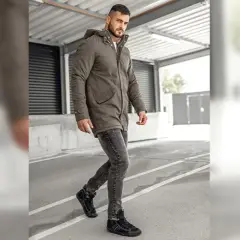 Jakie kolory butów do kurtki khaki, aby wyglądać stylowo?