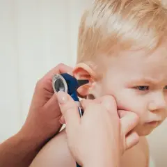 Skuteczne sposoby na ból ucha u dziecka bez recepty, które pomogą