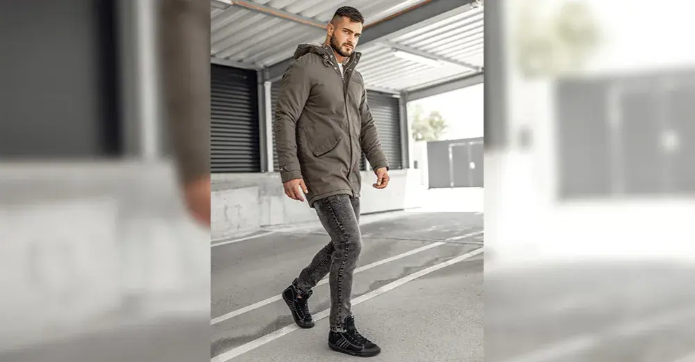 Jakie kolory butów do kurtki khaki, aby wyglądać stylowo?