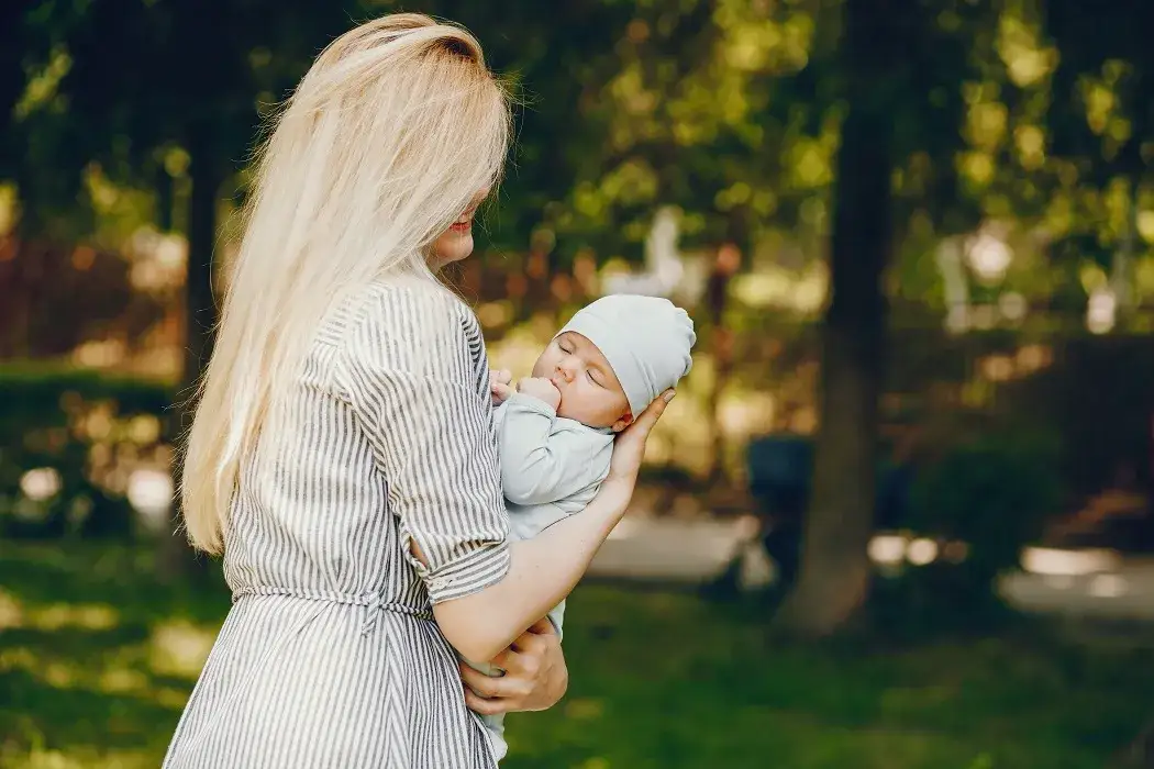 Zdjęcie Kiedy czapka dla niemowlaka? Kluczowe wskazówki dla rodziców